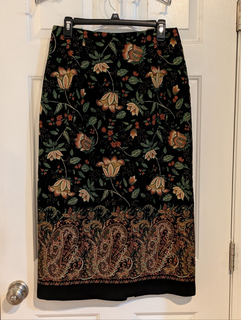 Briggs New York Black Floral Pencil Skirt with Paisley Hem